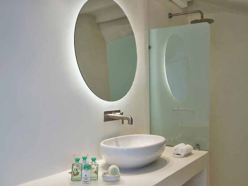 Kirini Suites & Spa 16
