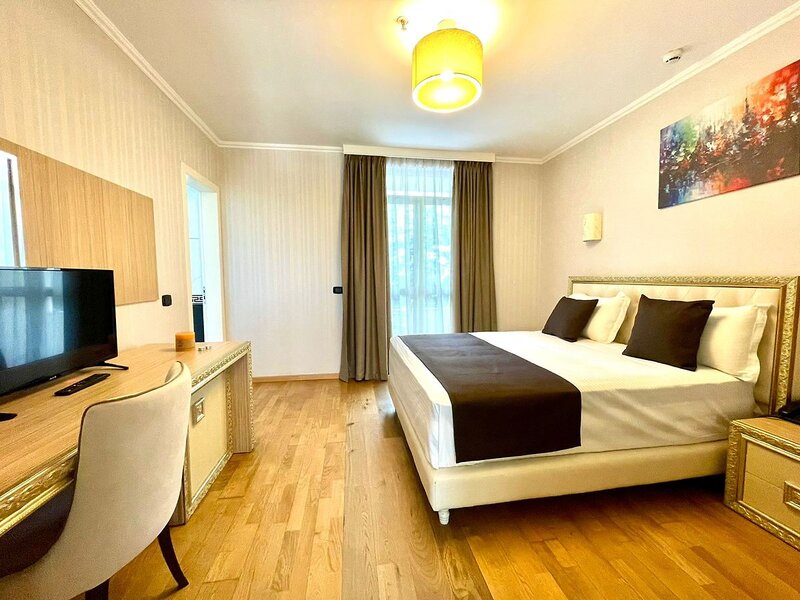 AMH Hotel Durres 4