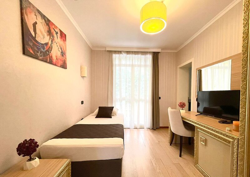AMH Hotel Durres 5