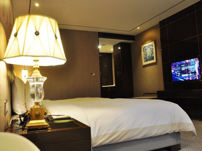 Royal Garden Hotel Shanghai 40 - Room Example