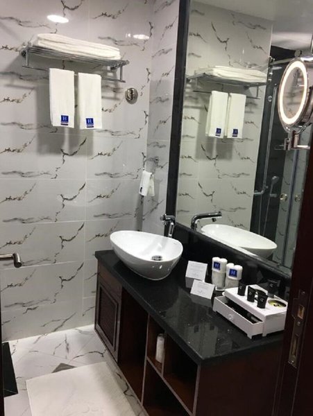 Golden Tulip Headington Ruwi 22