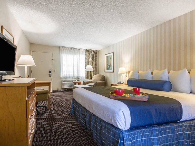 Travelodge by Wyndham Palm Springs 7