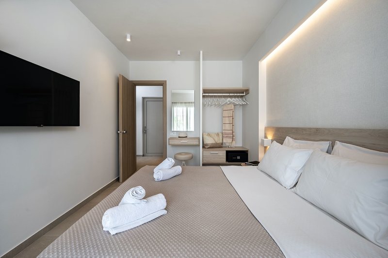 Mythos Suites Hotel & Apartments 3