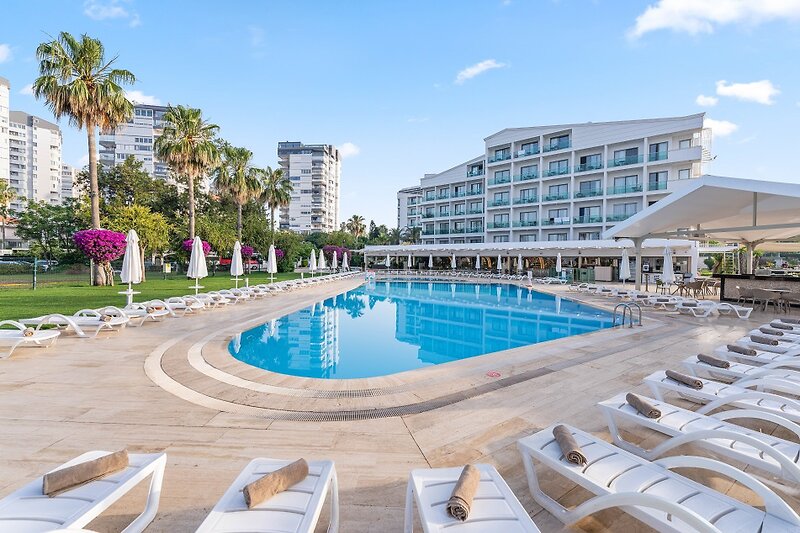 Falcon Hotel 4