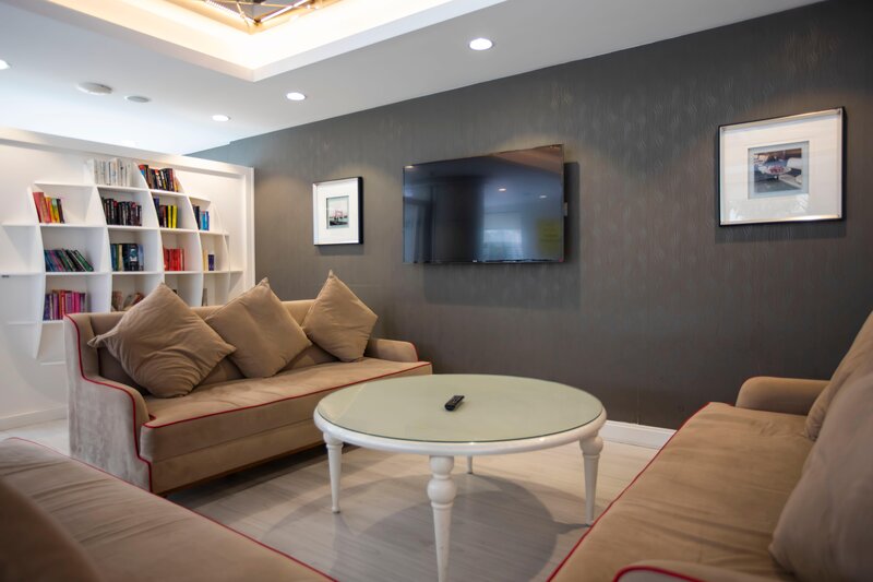 Falcon Hotel 8