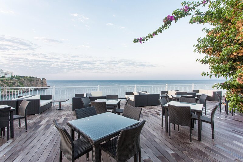 Falcon Hotel 11