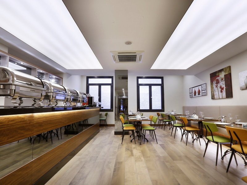 The White Orient Hotel 8