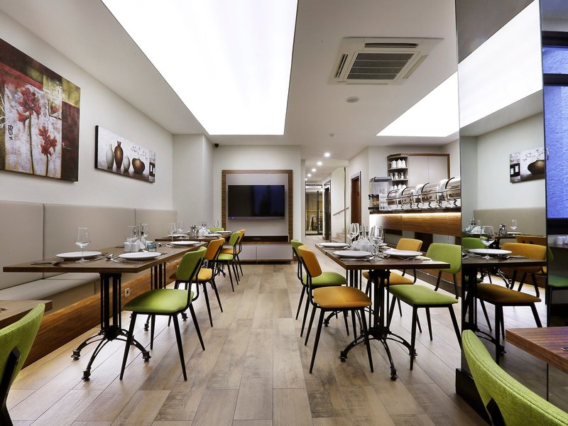 The White Orient Hotel 11