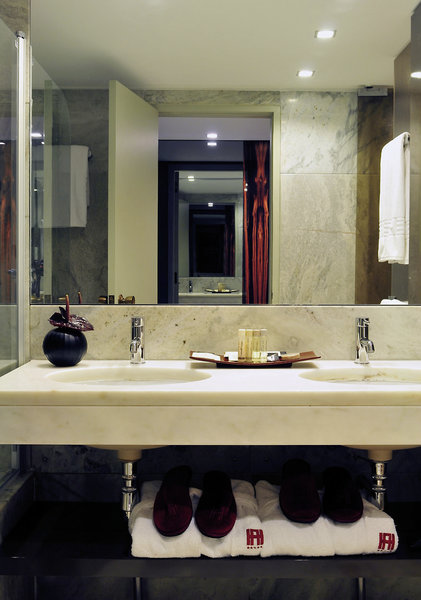 Altis Grand 9 - Bathroom Example