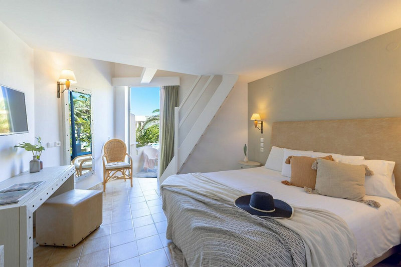 Santa Marina Beach Hotel 8