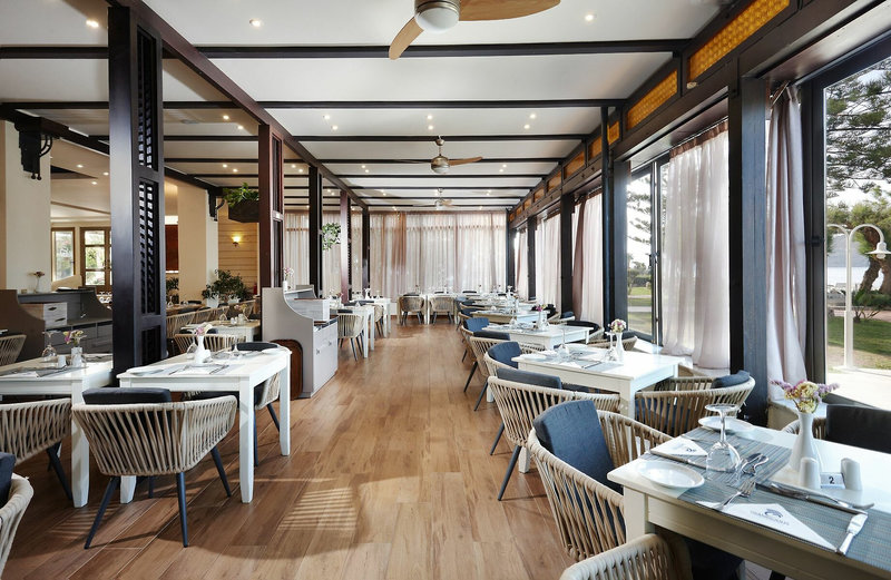 Santa Marina Beach Hotel 10