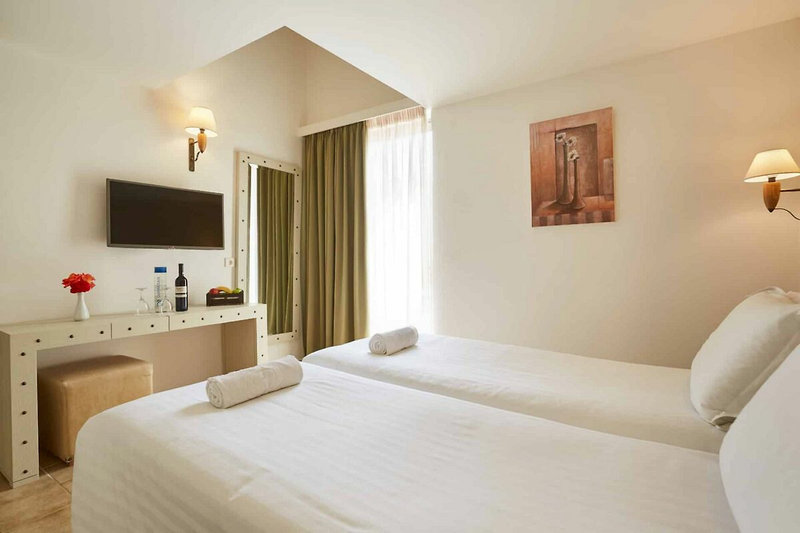Santa Marina Beach Hotel 17