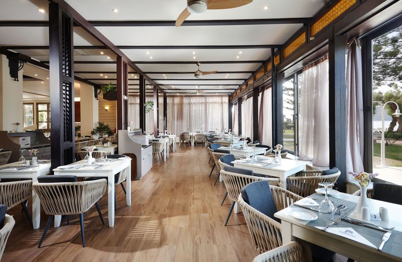 Santa Marina Beach Hotel 6