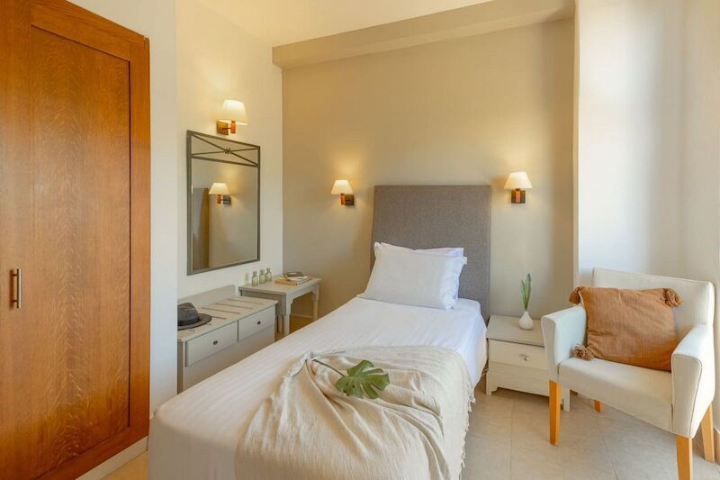 Santa Marina Beach Hotel 8