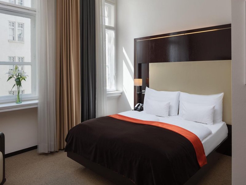 The Levante Parliament 19