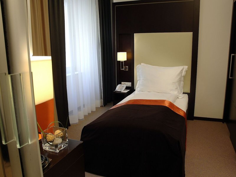 The Levante Parliament 24