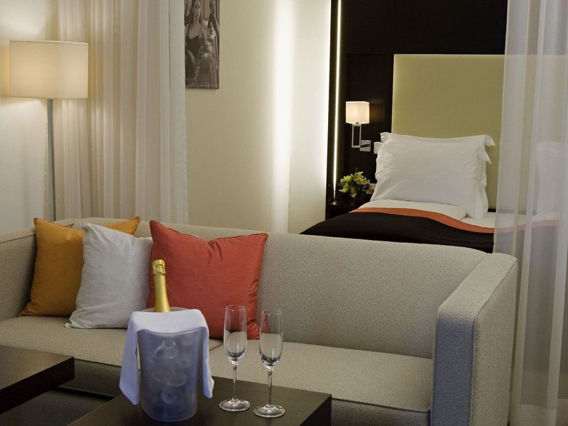 The Levante Parliament 28