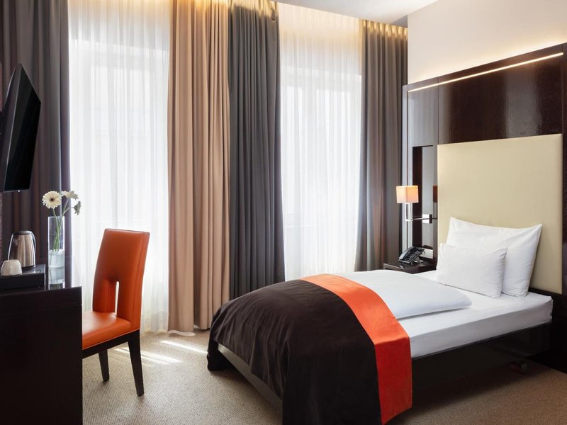 The Levante Parliament 29