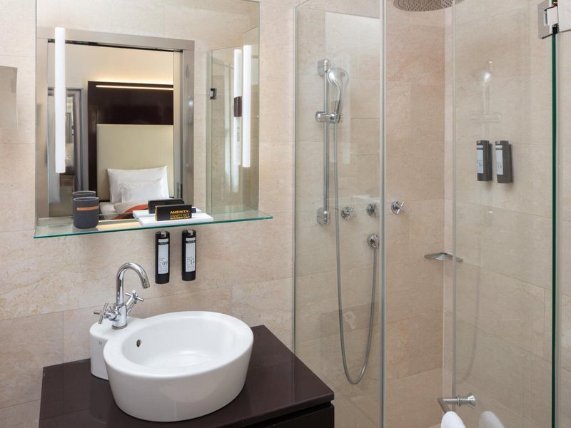 The Levante Parliament 30