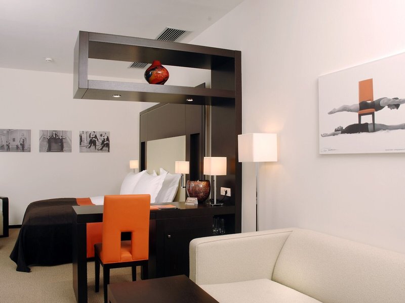 The Levante Parliament 38