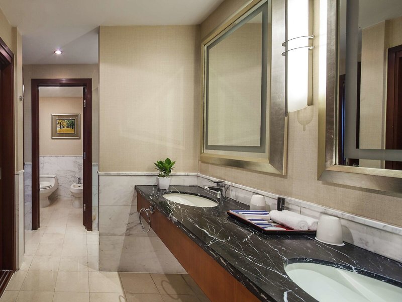 Beijing Hotel NUO Wangfujing 4 - Bathroom Example