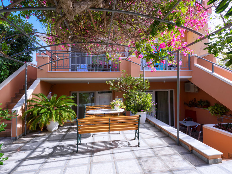 Poseidon Studios & Apartments 3