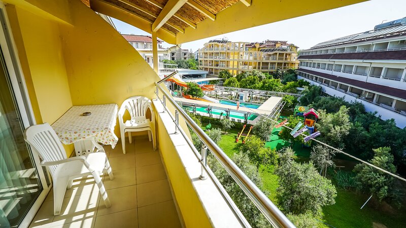 Catty Cats Garden Hotel 17