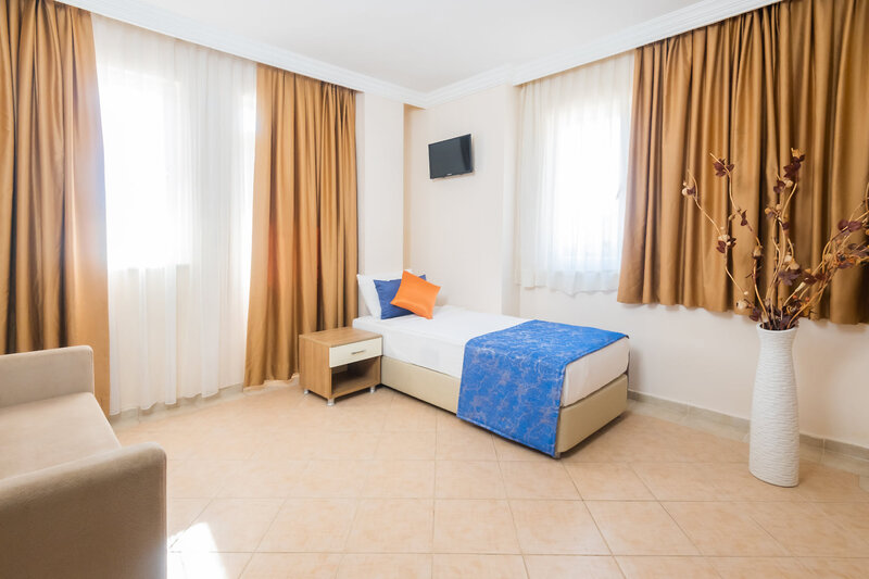 Catty Cats Garden Hotel 15