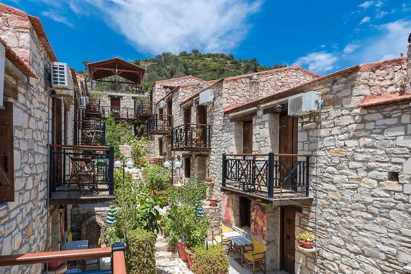 Stone Village Petrino Horio 3