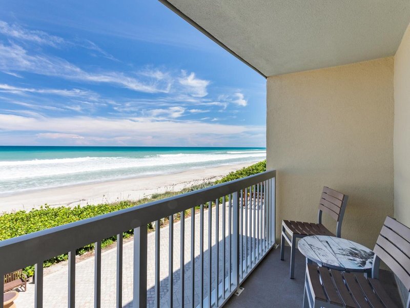 Crowne Plaza Melbourne Oceanfront Resort & Spa 6