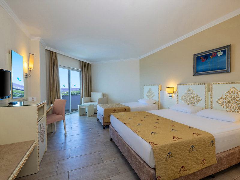 Crystal Admiral Resort Suites & Spa 3