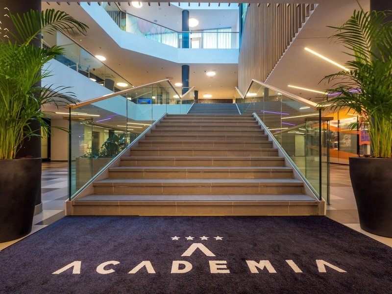 Academia Hotel 8