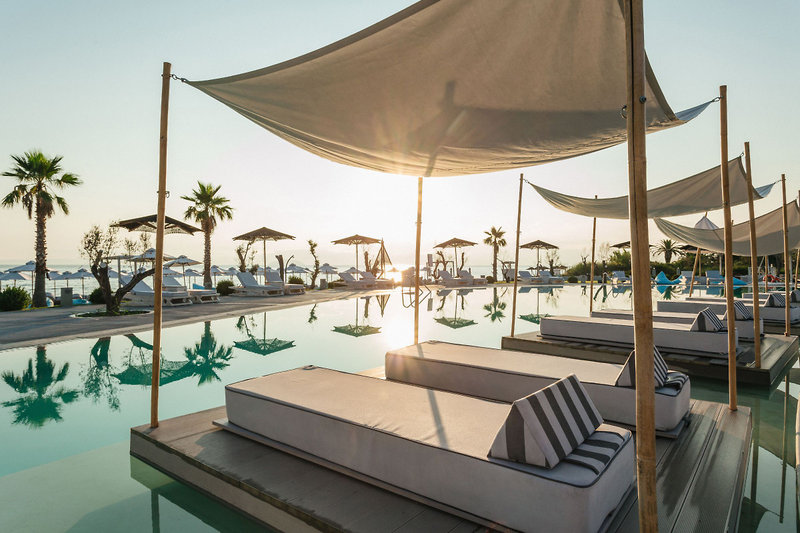 Blue Carpet Luxury Suites 4