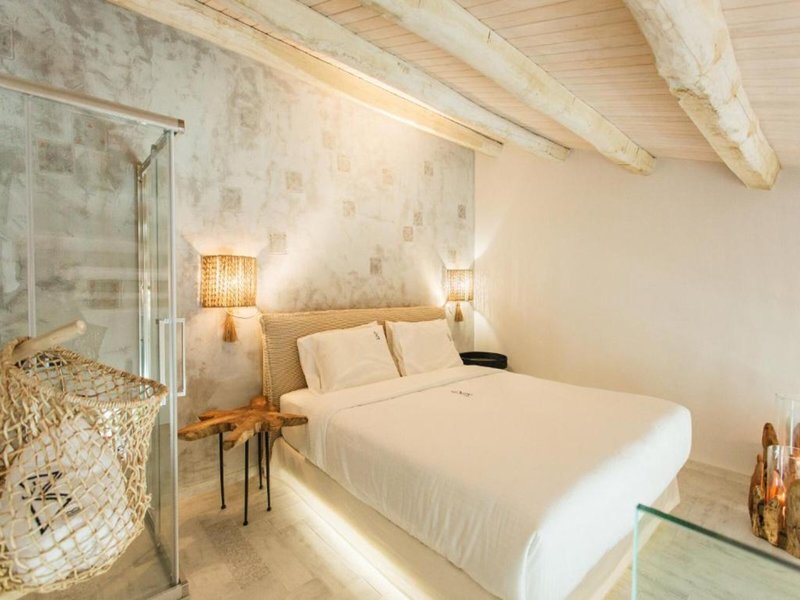 Blue Carpet Luxury Suites 20