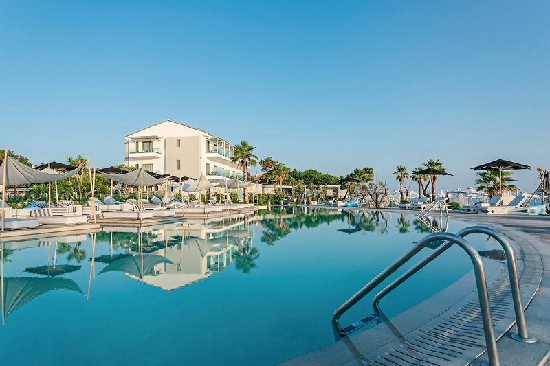 Blue Carpet Luxury Suites 6