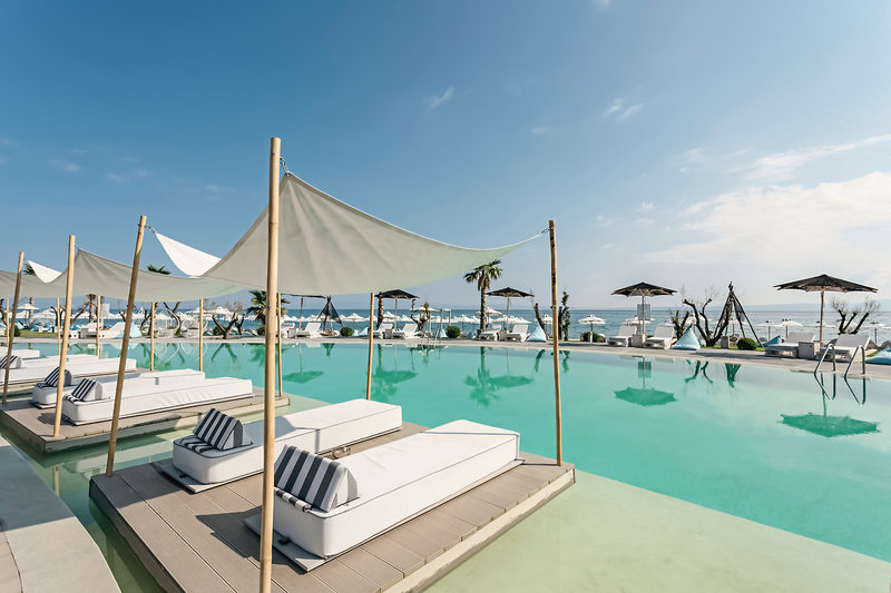 Blue Carpet Luxury Suites 7