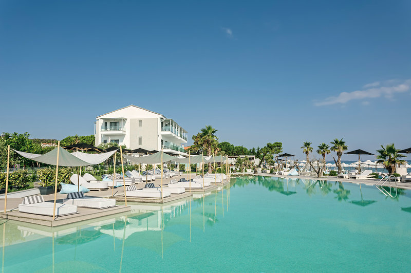 Blue Carpet Luxury Suites 8