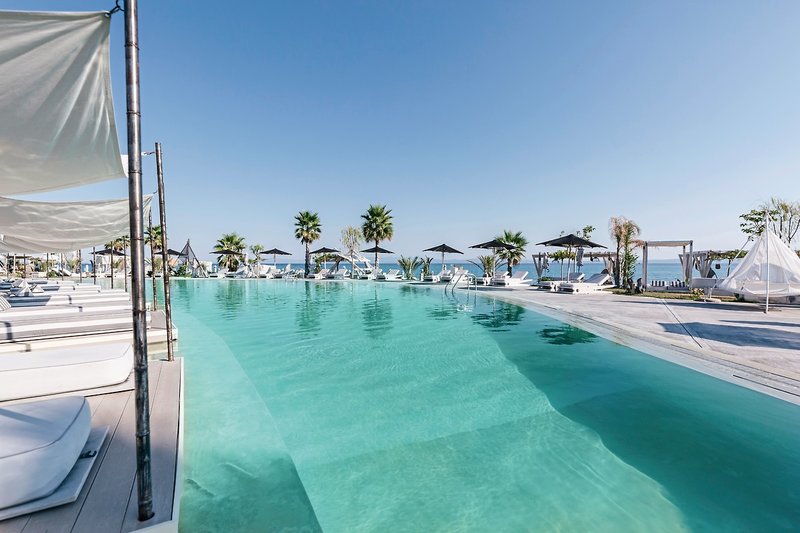 Blue Carpet Luxury Suites 12
