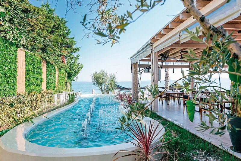 Blue Carpet Luxury Suites 16