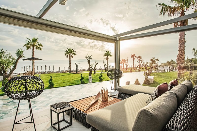 Blue Carpet Luxury Suites 5