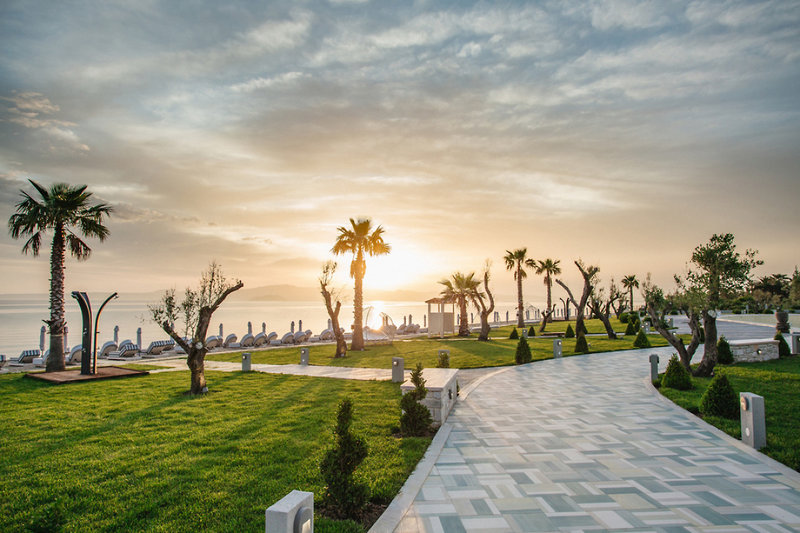 Blue Carpet Luxury Suites 13