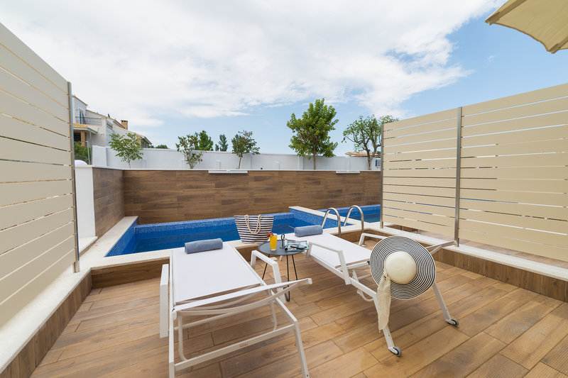 Mythic Summer Hotel  12