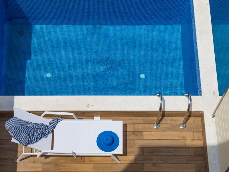 Mythic Summer Hotel  12
