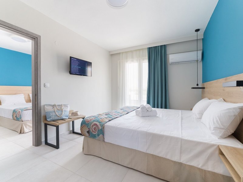 Mythic Summer Hotel  27