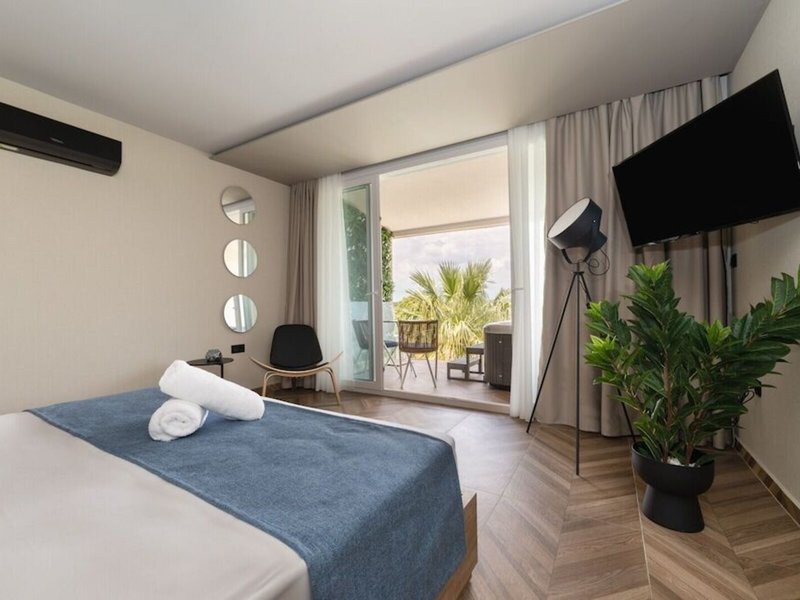 Mythic Summer Hotel  32