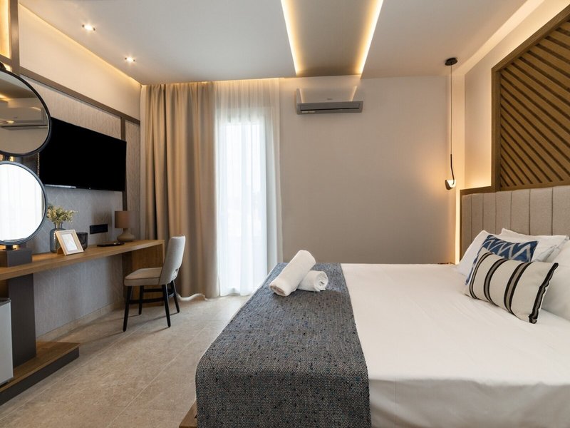 Mythic Summer Hotel  33