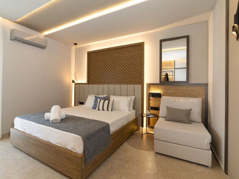 Mythic Summer Hotel  34
