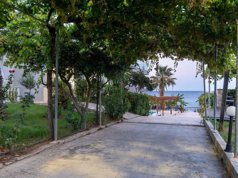 Belussi Beach Hotel 13