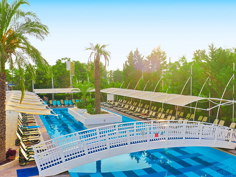 Crystal Deluxe Resort & Spa 12