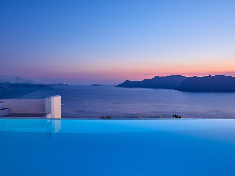 La Perla Villas & Suites 13